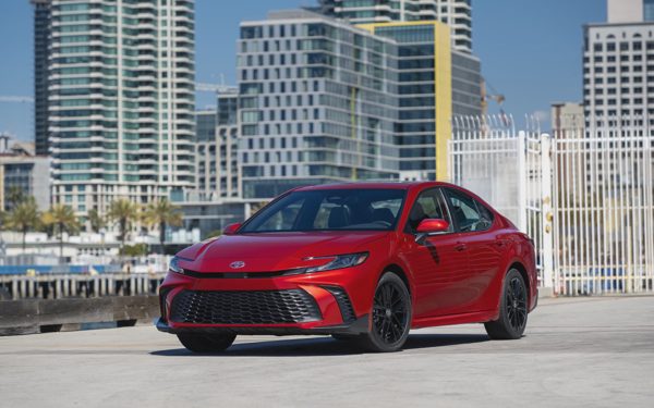 Toyota Camry 2027 ra mắt: Không nâng cấp gì nhưng giá vẫn tăng