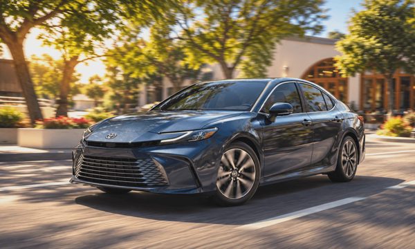 Toyota chọn giải pháp an toàn cho Camry trước sức ép từ đối thủ