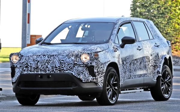 Toyota Corolla Cross lạ xuất hiện trên đường, dễ là xe điện
