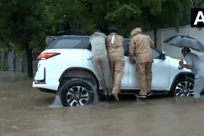 Toyota Fortuner mắc kẹt trong hố ngập nước sau mưa lớn
