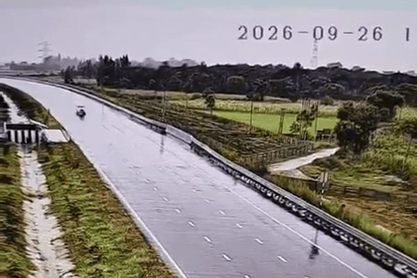 Toyota Fortuner nổ lốp trên cao tốc, văng trượt 300m trước khi đâm vào cột điện