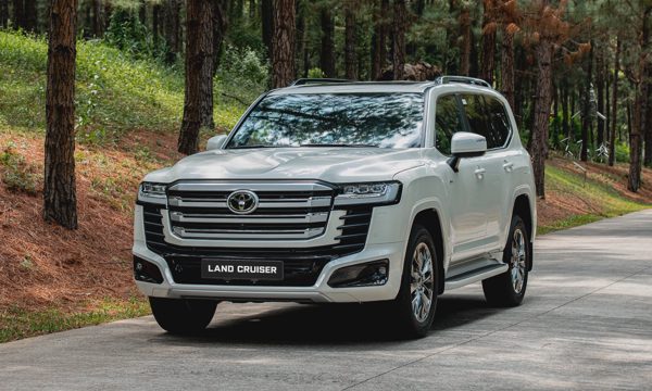 Toyota Land Cruiser hybrid giá 4,71 tỷ đồng