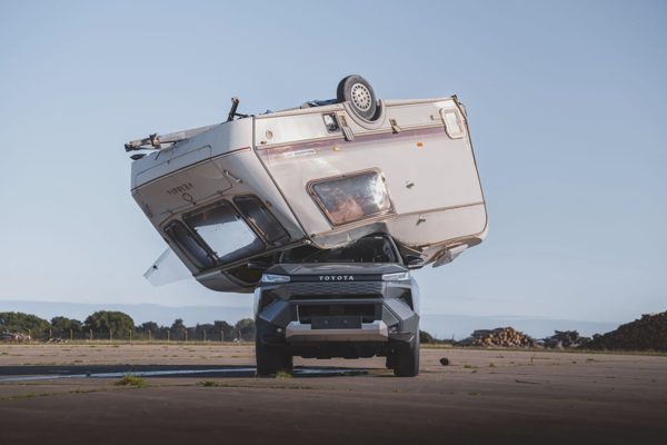 Toyota thả nhà lưu động đè lên chiếc Hilux BEV để chứng minh độ bền