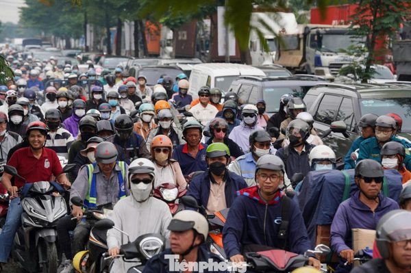 TP HCM: 1 km mất 45 phút, người dân 'ám ảnh' cảnh kẹt xe trên đường Nguyễn Văn Linh
