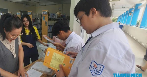 TP.HCM bắt đầu phát sách giáo khoa, trường có đủ, trường đến tháng 10