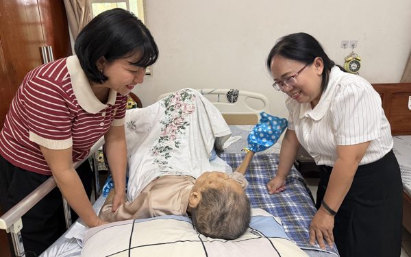 TP.HCM hỗ trợ chi phí điều trị bệnh cho nhà thơ Lê Giang, nghệ nhân Cao Thị Thắng