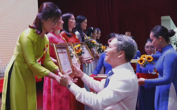 TP.HCM khen thưởng hơn 700 học sinh và giáo viên giỏi