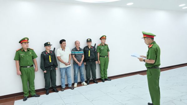 TP.HCM khởi tố 4 người đổ, san lấp trái phép hơn 1.000 tấn chất thải