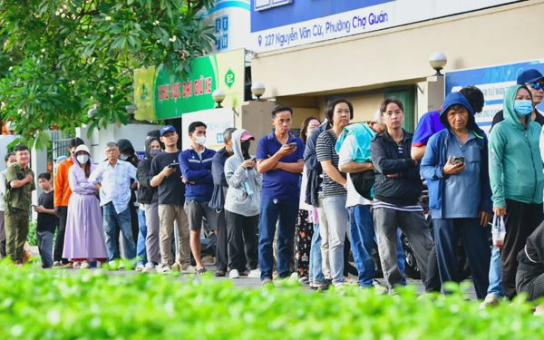 TP.HCM lý giải việc phụ huynh xếp hàng dài mua sách giáo khoa