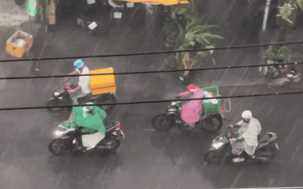 TP.HCM mưa dông tối trời, gió quăng quật người đi xe máy không thể chạy