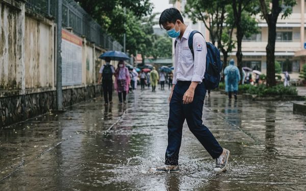 TP.HCM mưa, học sinh khổ vì phải mang giày ba ta suốt tuần
