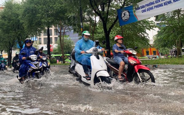 TP.HCM mưa lớn giữa trưa 6-10, đường Lê Lợi và Bùi Viện ngập trong nước
