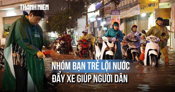 TP.HCM mưa lớn, người dân bì bõm dắt xe qua đoạn ngập: Hành động của nhóm sinh viên gây chú ý