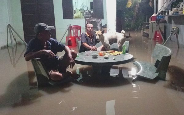TP.HCM: Mưa lớn, nước tràn vào nhà, người dân Thuận An chủ động sơ tán