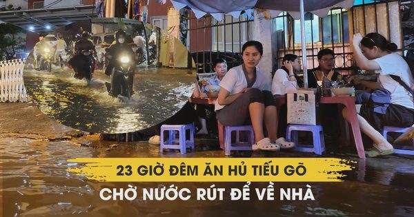 TP.HCM ngập nặng sau mưa lớn: 23 giờ đêm ăn hủ tiếu gõ chờ nước rút để về