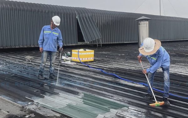 TP.HCM: Nhiều người đau đầu vì dột nhà cửa trong mùa mưa