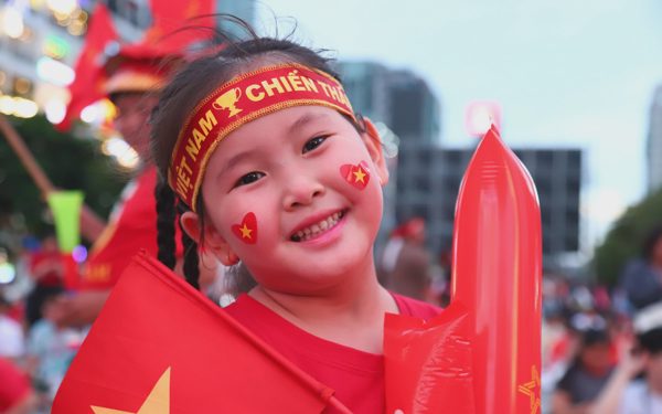TP.HCM rực sắc đỏ, người hâm mộ sẵn sàng ‘cháy’ cùng đội tuyển