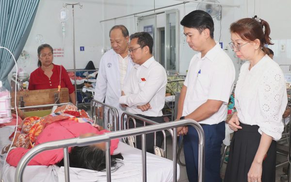 TP.HCM thăm hỏi, hỗ trợ nạn nhân bị nhánh cây rơi trúng xe máy