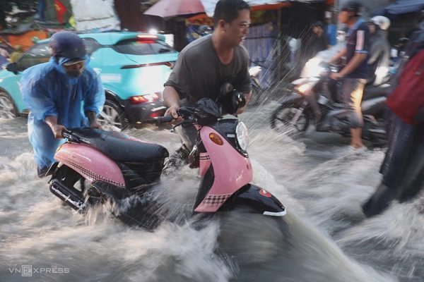 TP HCM tiếp tục mưa lớn giữa đợt triều cường