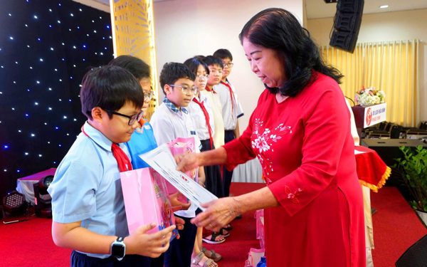 TP.HCM trao 72 suất học bổng, 20 xe đạp và 24 xe lăn cho trẻ em, người khuyết tật có hoàn cảnh khó khăn