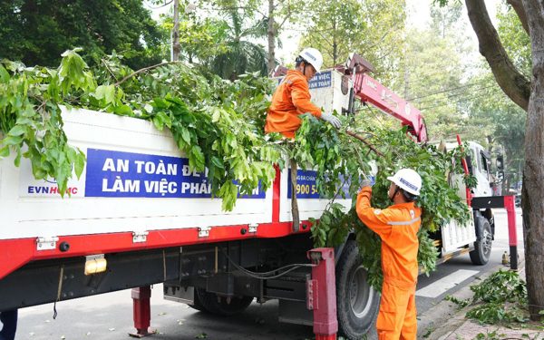 TP.HCM triển khai nhiều phương án an toàn điện mùa mưa bão