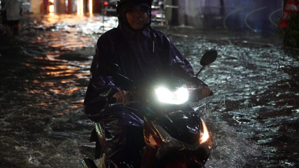 TP Hồ Chí Minh: Cơn mưa lớn chiều 7/10 làm ùn tắc nhiều nơi