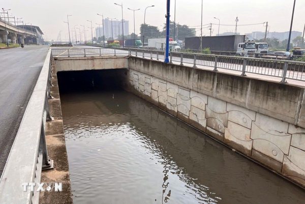 TP Hồ Chí Minh: Hầm chui trước Bến xe miền Đông mới ngập nước sau cơn mưa lớn