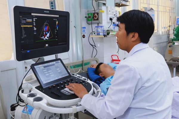 TPHCM: 2 cơ sở y tế hội chẩn từ xa, cứu bệnh nhân tim còn đập 30 lần/phút