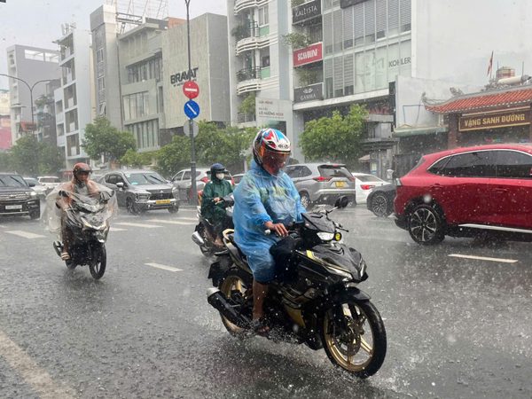 TPHCM bất ngờ mưa lớn