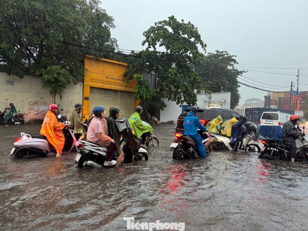 TPHCM bước vào ngày mưa xấu nhất, xoáy thấp di chuyển vào đất liền