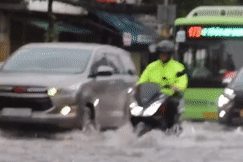 TPHCM: Cảnh đường 'ngập như sông', nghìn xe nhích từng mét qua 'nút thắt cổ chai'