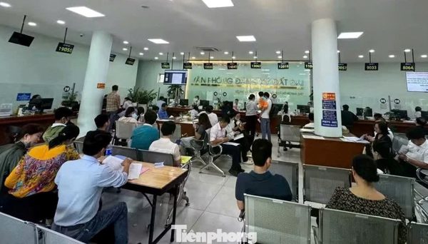 TPHCM: Chỉ đạo 'nóng' về hỗ trợ người dân nộp hồ sơ nhà đất