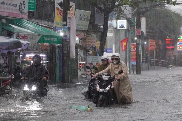 TPHCM chiều nay vẫn có thể mưa lớn, Nam Bộ tháng 10 nóng hơn