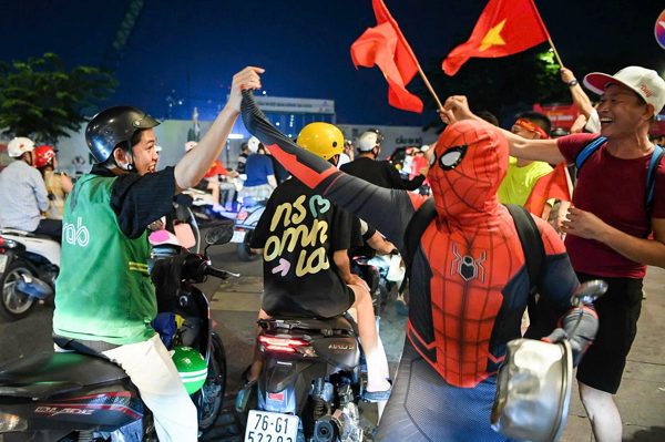 TPHCM đêm không ngủ, rực sắc đỏ mừng Việt Nam vô địch