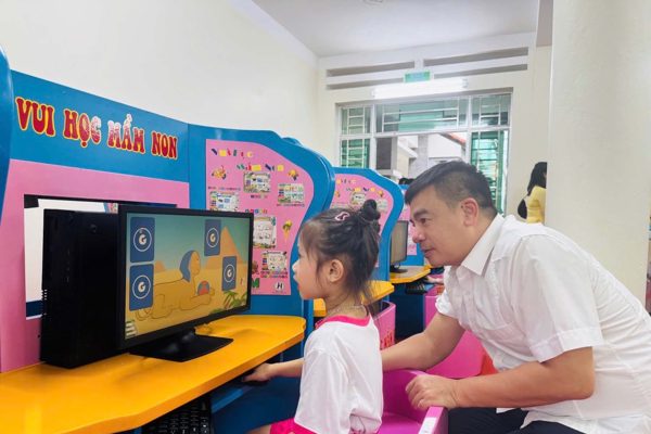 TPHCM đưa máy tính đến trường học đặc khu Côn Đảo, dạy ứng dụng AI cho giáo viên