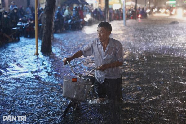 TPHCM dùng máy bơm di động xử lý các điểm ngập sâu