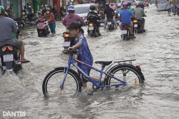 TPHCM gia tăng bệnh nhi do mưa nhiều, cảnh báo việc lội nước khi xước da