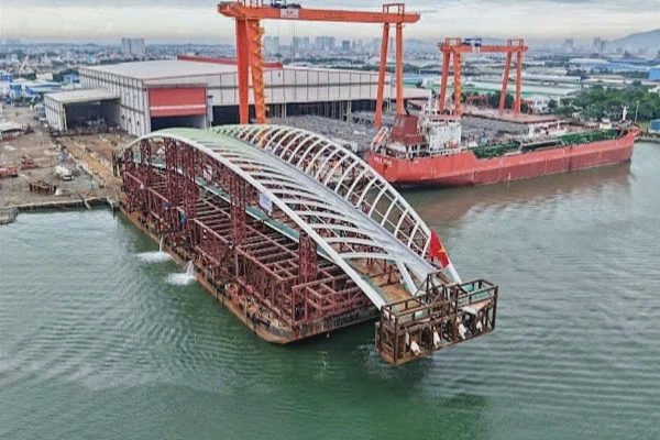 TPHCM hạn chế 4 luồng hàng hải để lai dắt sà lan chở vòm thép 3.400 tấn