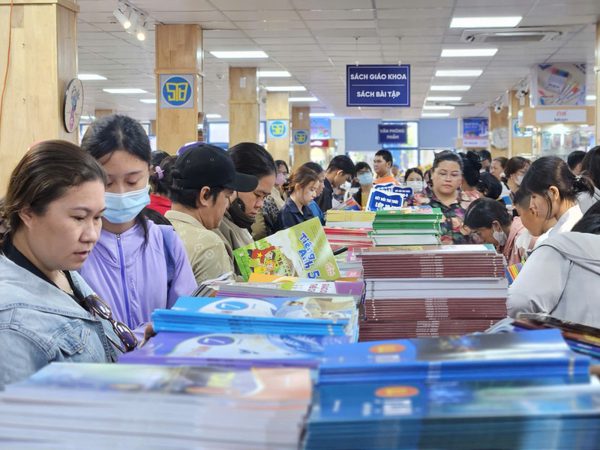 TPHCM: Học sinh muốn mượn SGK ở trường phải làm thế nào?