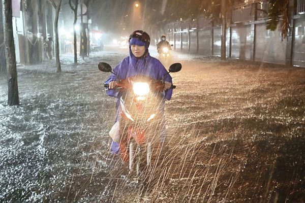 TPHCM hứng trận mưa lớn hiếm gặp, sấm sét dồn dập; Nam Bộ còn mưa xối xả