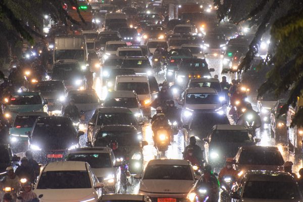 TPHCM lại mưa lớn kèm sấm sét, nghìn người chật vật vì ngập và kẹt xe