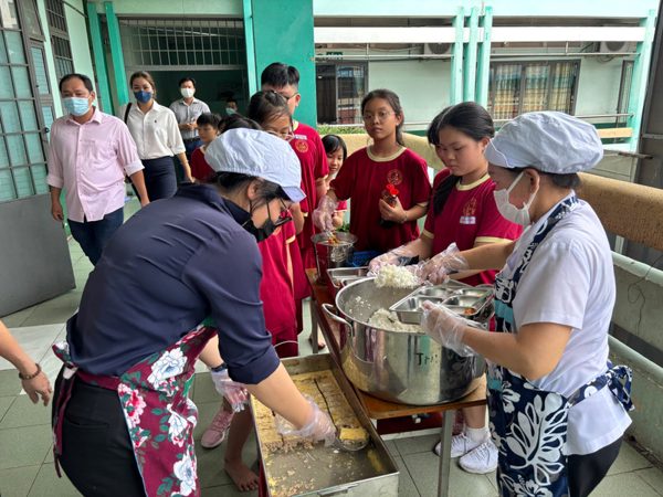 TPHCM: Lo 'sốt vó' vì con chưa được học bán trú