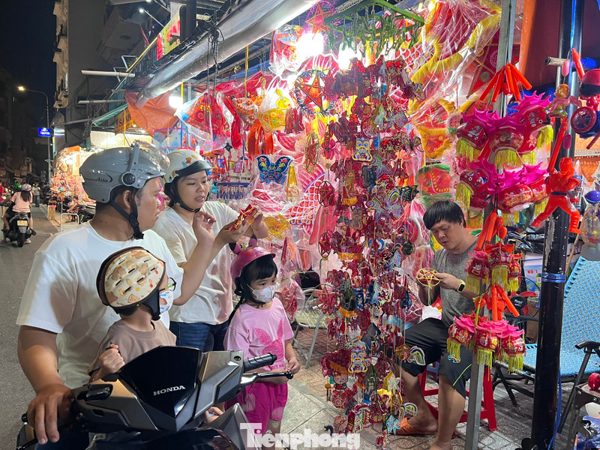 TPHCM: Lồng đèn mini giá mềm 'cháy' hàng mùa Trung thu