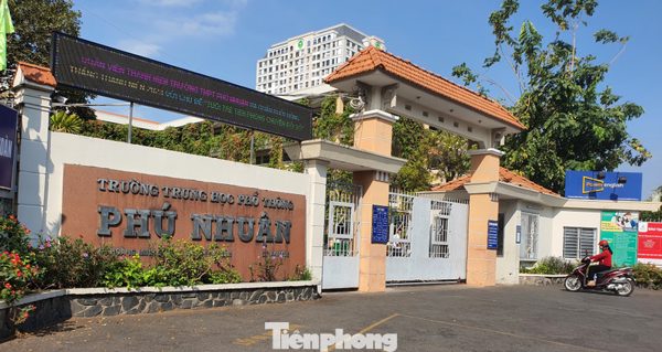 TPHCM: Lớp 12 thiếu bảng, giáo viên phải viết lên tường