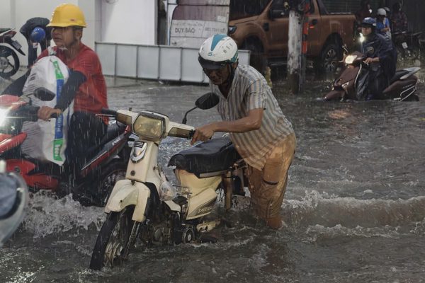 TPHCM mưa lớn giờ tan tầm, nhiều đường ngập lênh láng