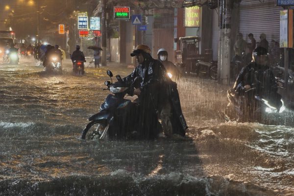 TPHCM mưa như trút nước, nhiều tuyến đường biến thành sông