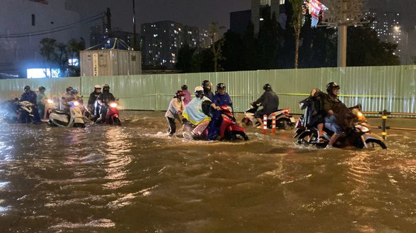 TPHCM mưa 'tối trời', đường biến thành sông, người dân vật vã về nhà giờ tan tầm