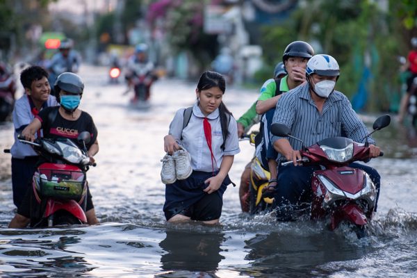 TPHCM ngập giờ tan tầm, nữ sinh xách giày lội nước về nhà
