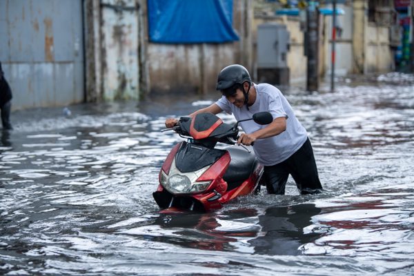TPHCM ngập nặng sau mưa lớn: Loạt phương tiện chết máy, nước tràn vào cả xe buýt