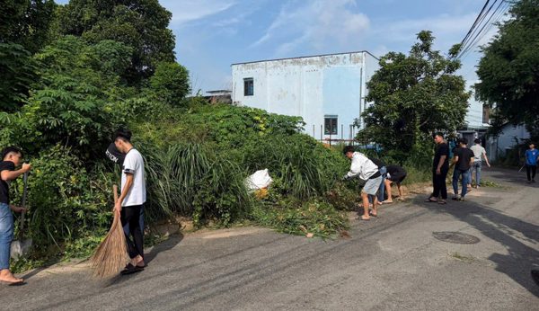TPHCM: Nhóm bạn trẻ 'đi bão' được Công an cho dọn vệ sinh khu phố